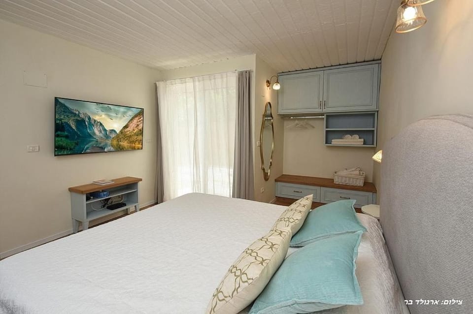 Bed, TV and multimedia, Photo of the whole room, Bedroom