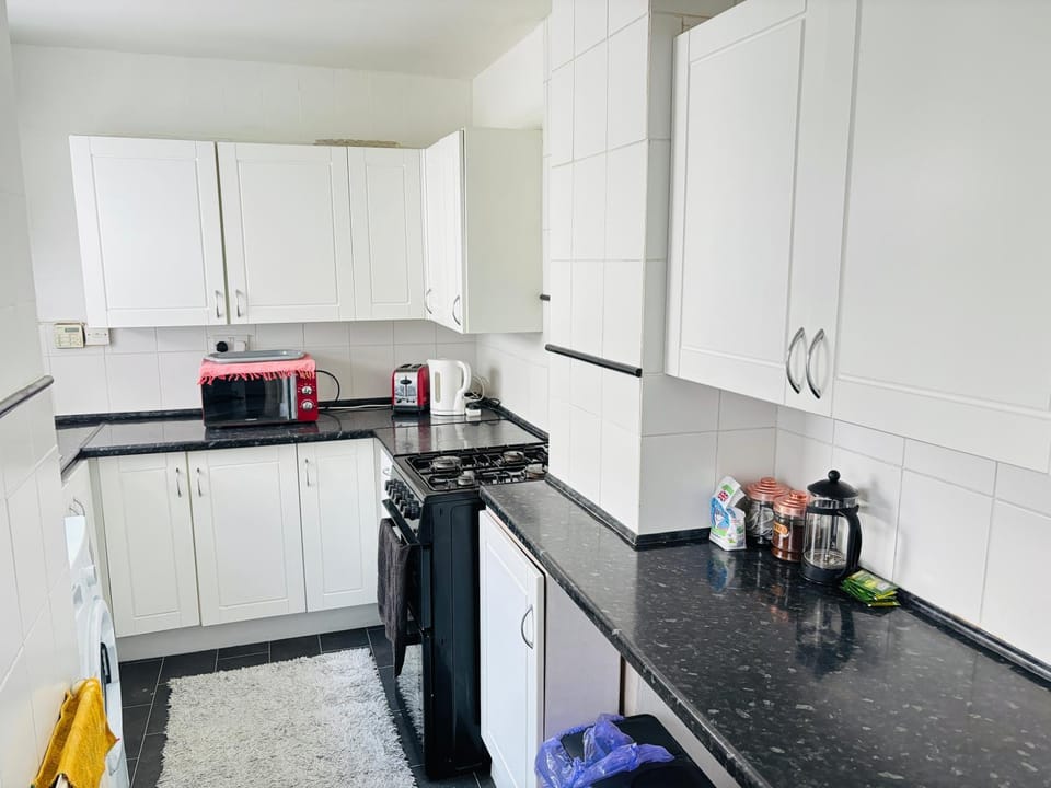 Entire 3 Bedroom House- FREE PARKING House in Liverpool