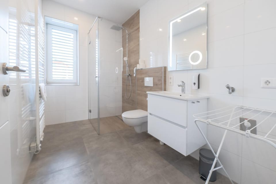 Shower, Toilet, Bathroom, towels