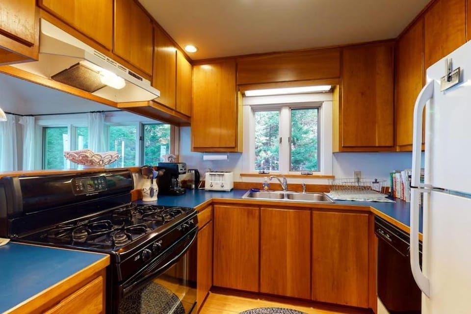 Coffee/tea facilities, Kitchen or kitchenette, oven, stove, toaster