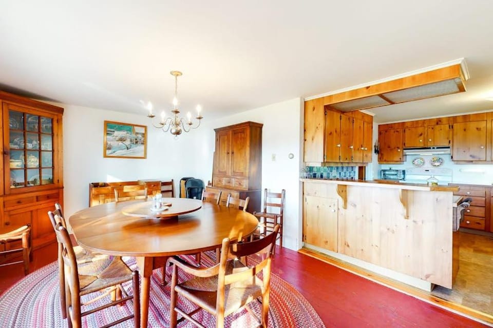 Kitchen or kitchenette, Dining area, oven
