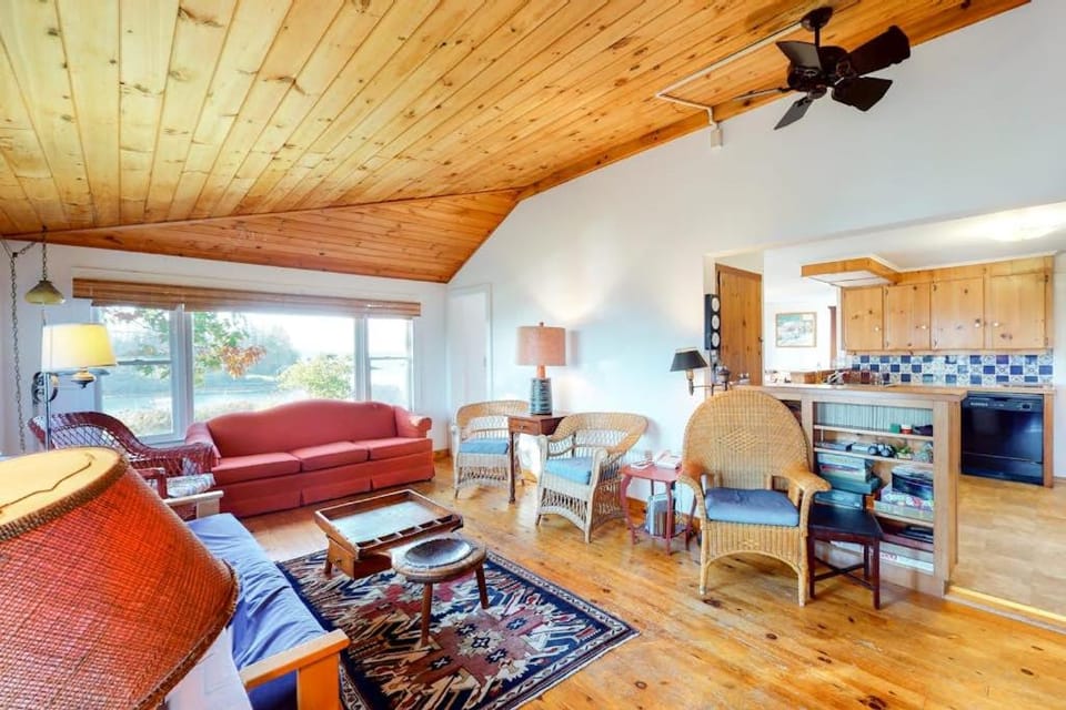 Kitchen or kitchenette, Living room, Seating area