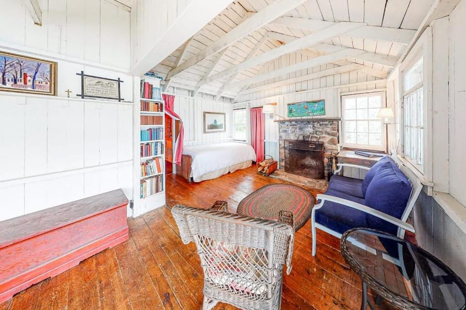 Bed, Living room, Seating area