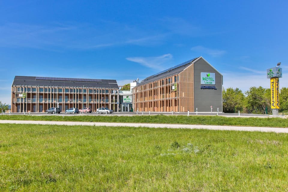 Facade/entrance, Area and facilities