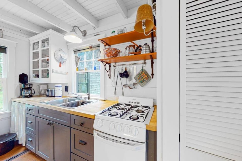 Kitchen or kitchenette, dishwasher, stove, kitchen