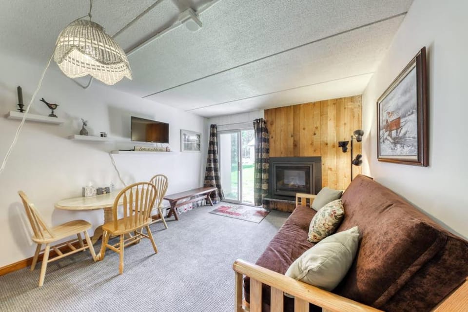 Cozy Mountainside Condo Apartment in Fayston