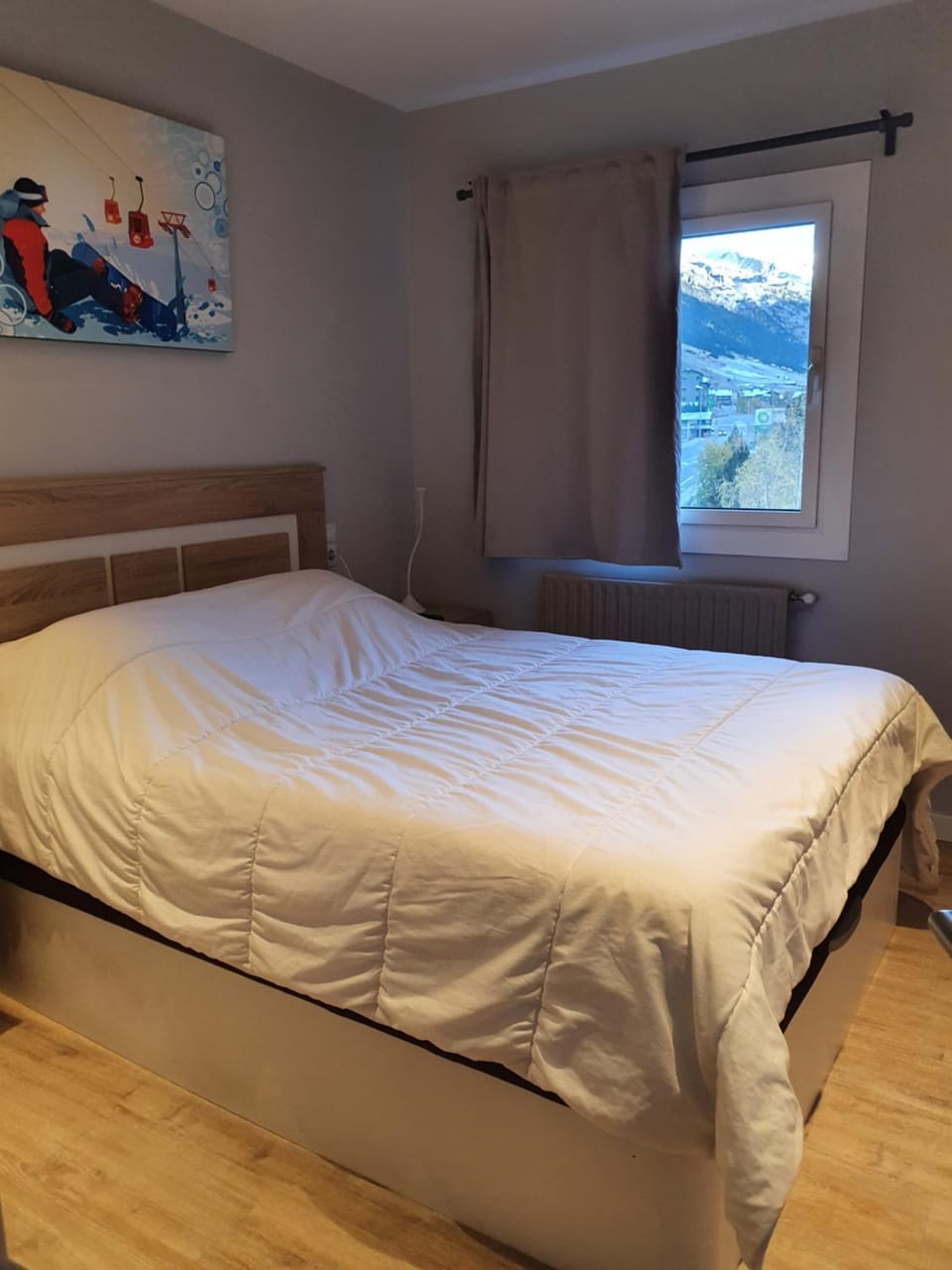 Photo of the whole room, Bedroom