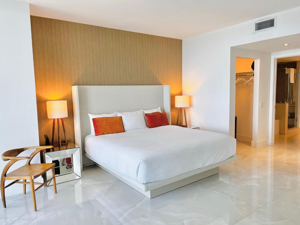 Bed, Photo of the whole room, Seating area, Bedroom