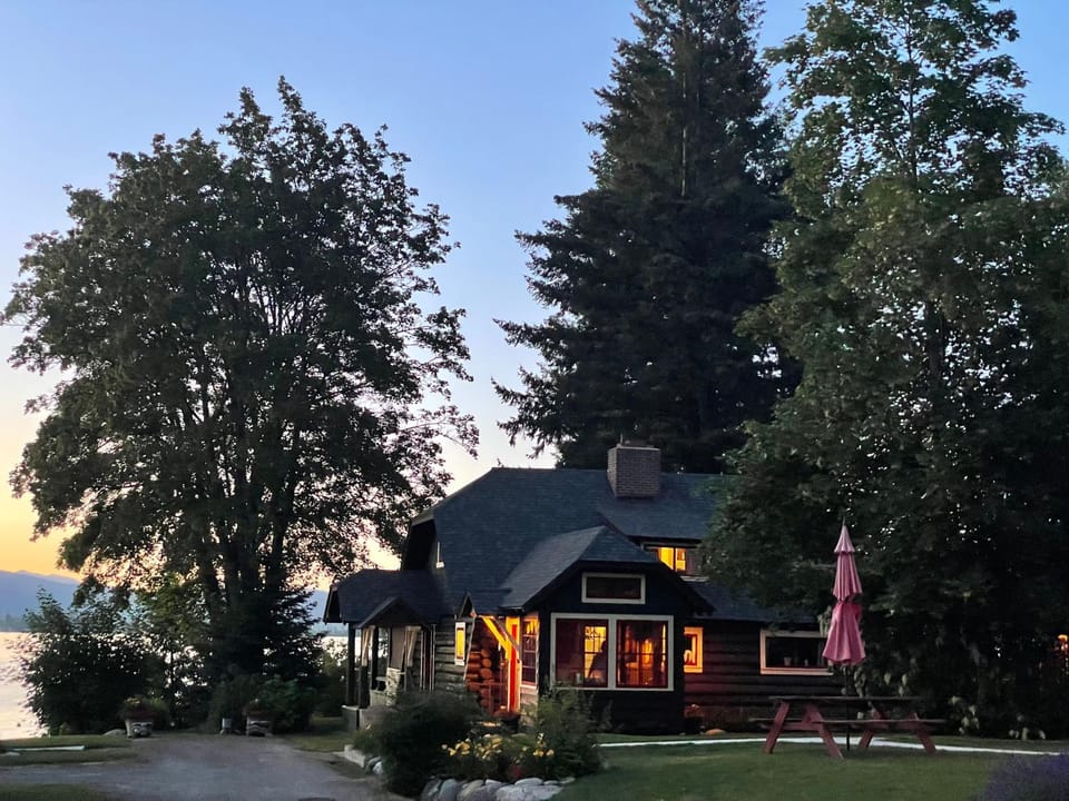 Property building, Natural landscape, Garden view, Lake view, Sunset