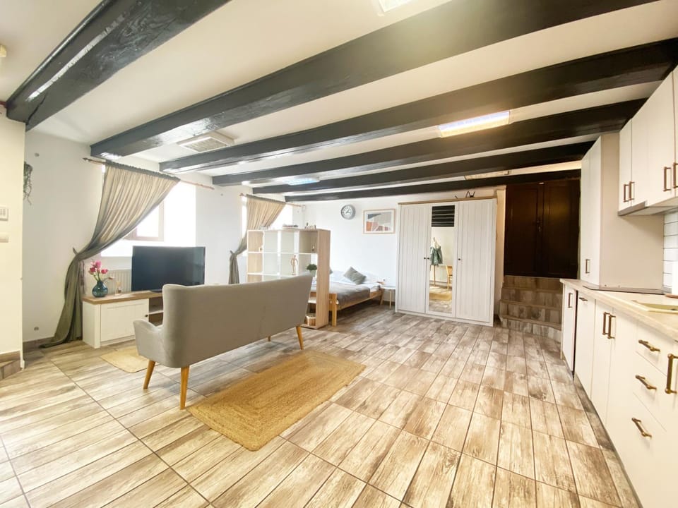 TV and multimedia, Kitchen or kitchenette, Seating area