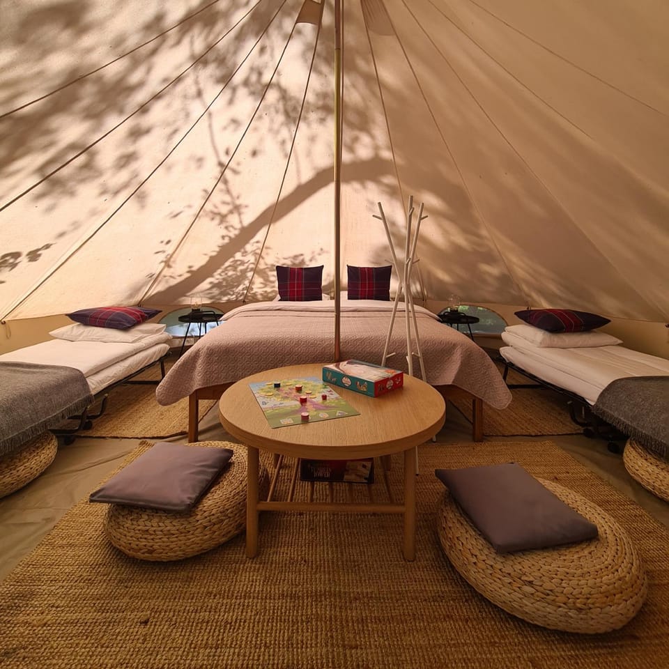 Property building, Bed, Bedroom