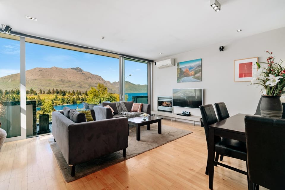 Natural landscape, TV and multimedia, Living room, Seating area, Dining area, Mountain view