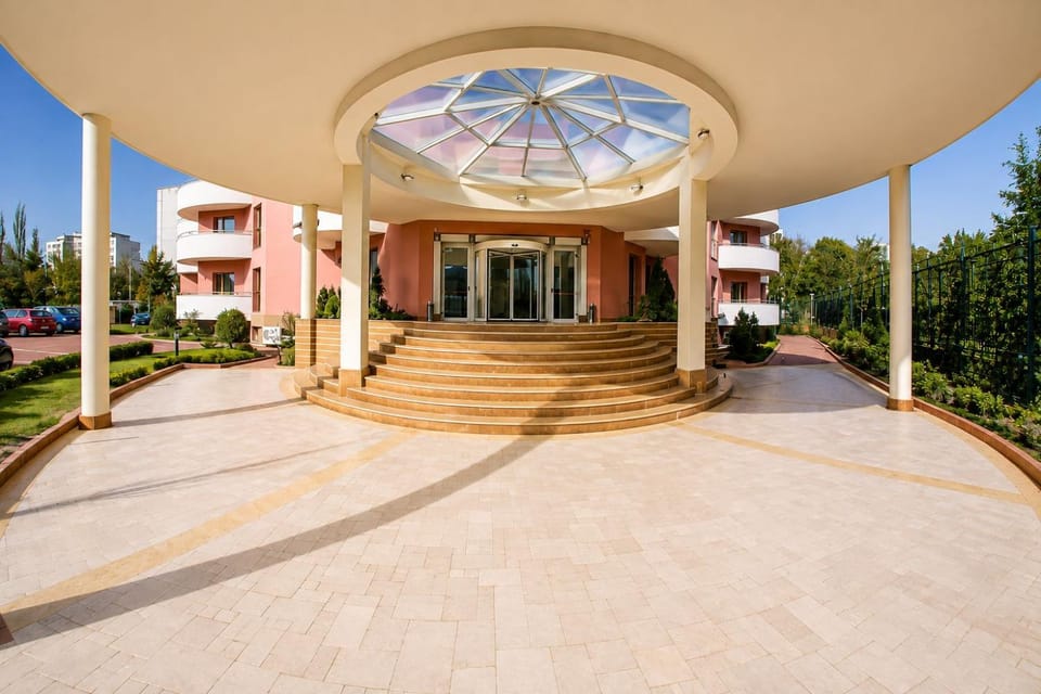 Property building, Facade/entrance, Day