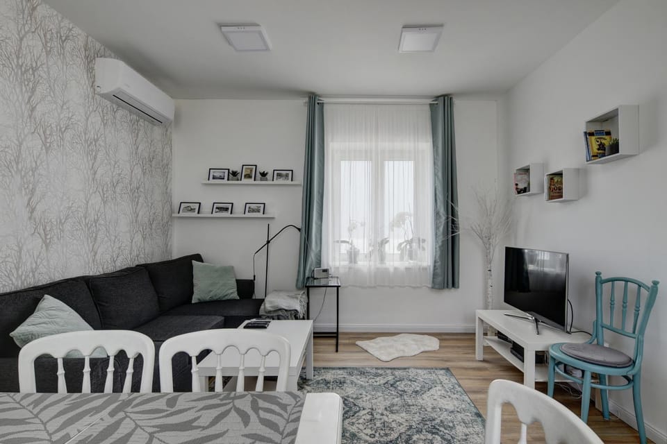 TV and multimedia, Living room, Seating area, Dining area