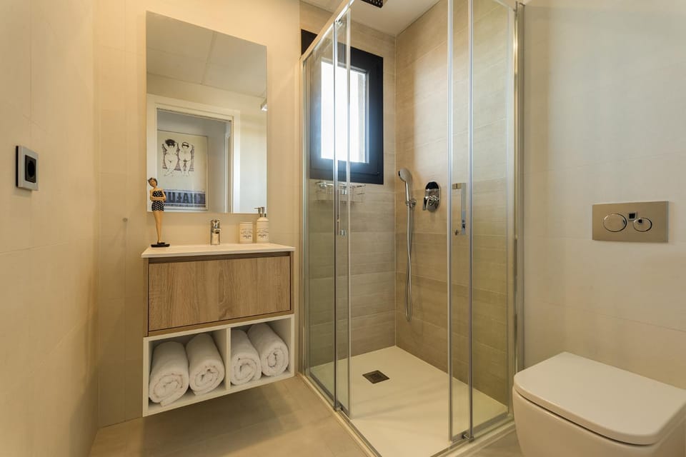 Shower, Toilet, Bathroom, towels