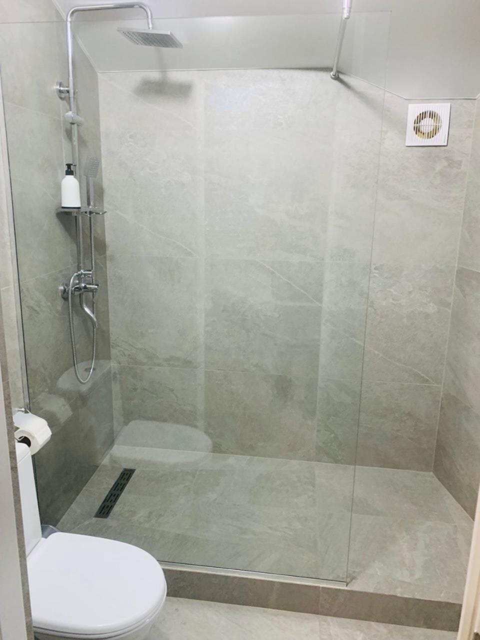 Shower, Toilet