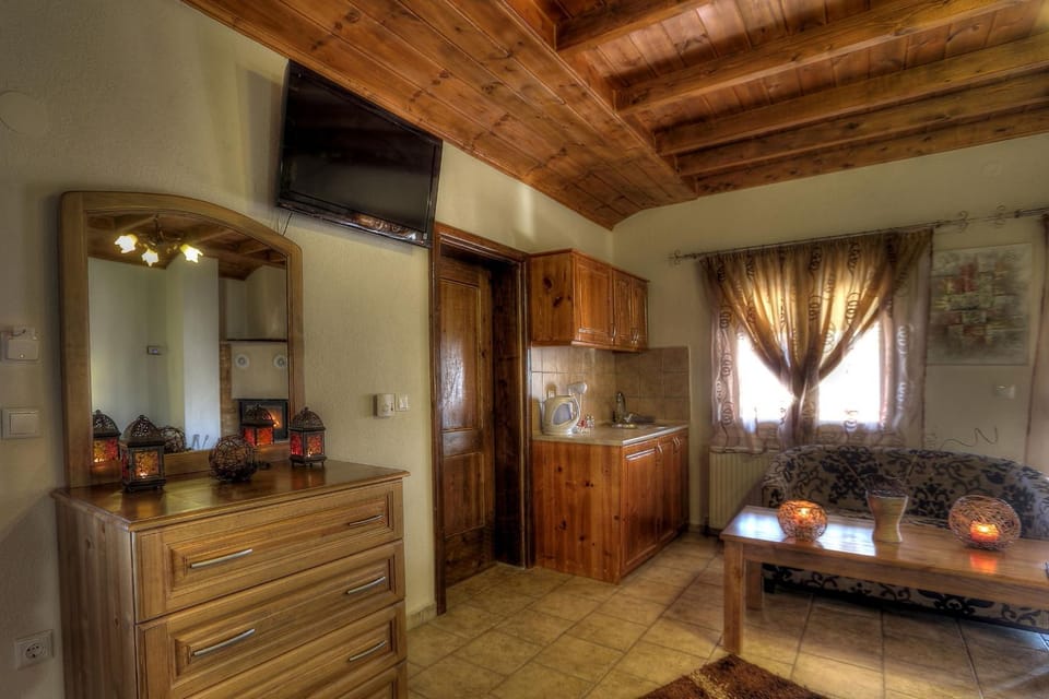 Shower, Toilet, Bathroom, Coffee/tea facilities, Balcony/Terrace, Kitchen or kitchenette, Living room, Photo of the whole room, Mountain view, Street view