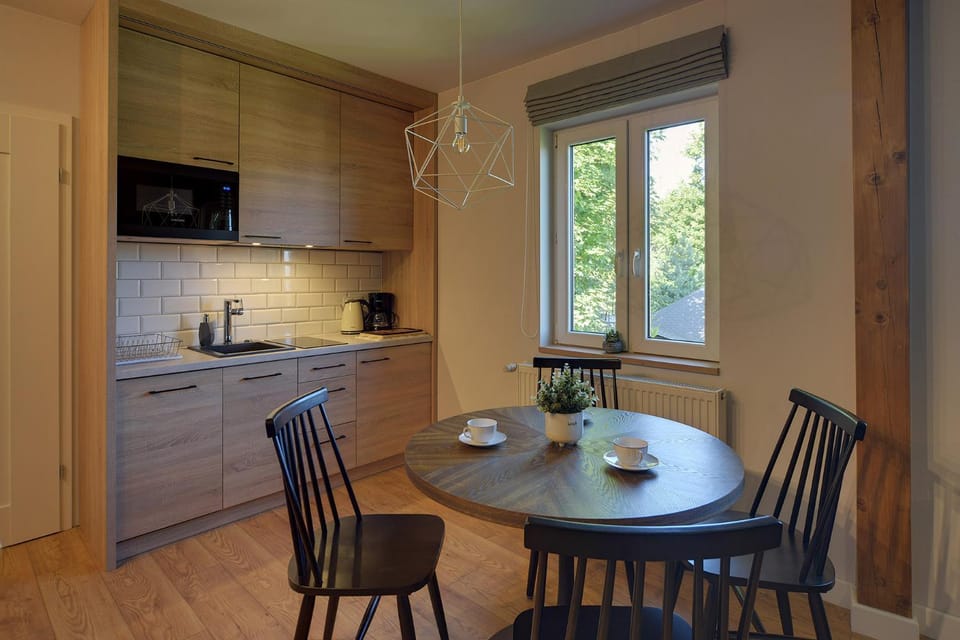 Coffee/tea facilities, Kitchen or kitchenette, Dining area, stove