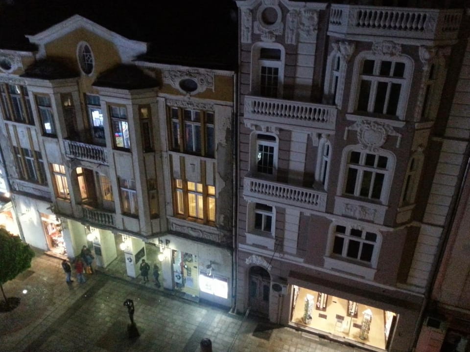 Nearby landmark, Night