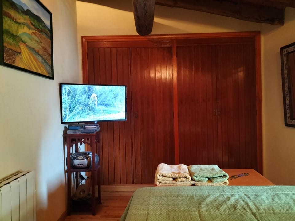 Bed, TV and multimedia, Photo of the whole room, Bedroom