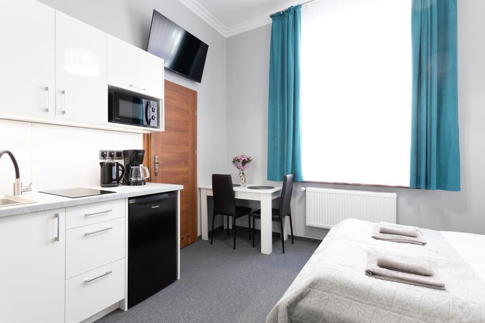 Bed, TV and multimedia, Kitchen or kitchenette, Living room