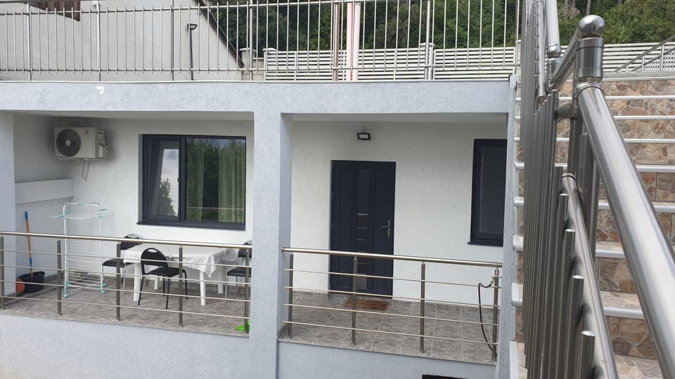 Property building, Day, Balcony/Terrace