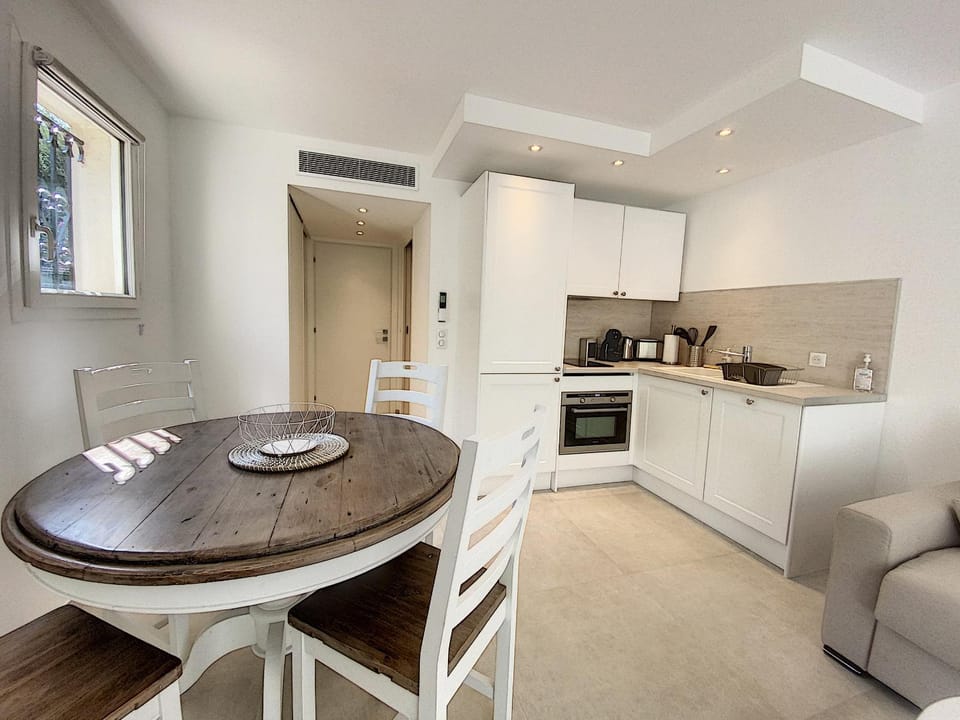 Dining area, kitchen