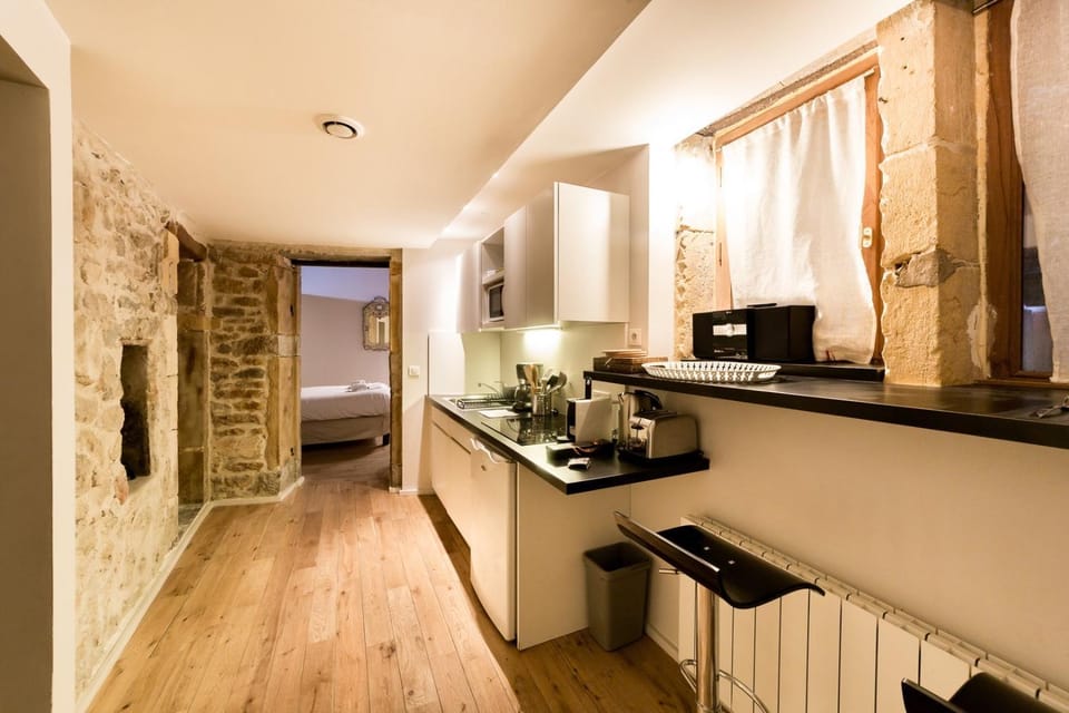 Coffee/tea facilities, Kitchen or kitchenette, stove, toaster