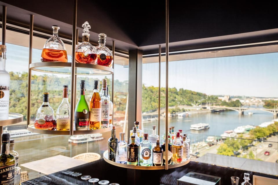 Lounge or bar, Evening entertainment, City view, River view, Alcoholic drinks