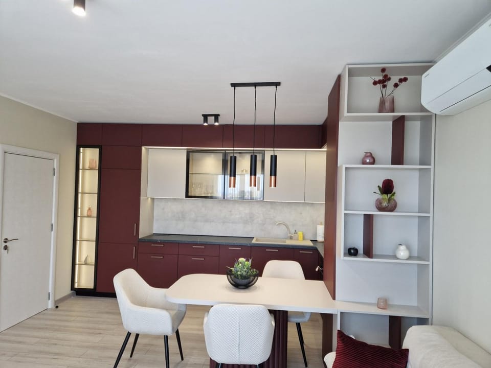 Kitchen or kitchenette, Seating area, Dining area