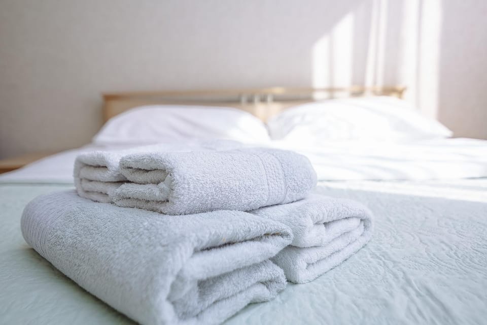 Bed, towels