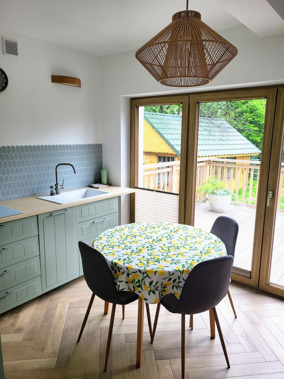 Kitchen or kitchenette, Dining area