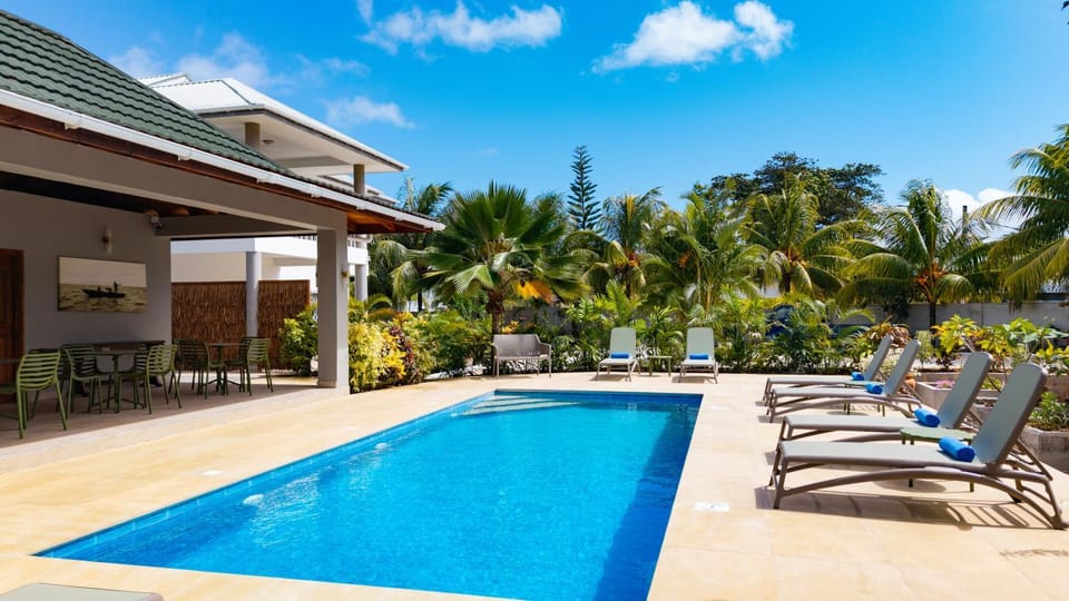 Swimming pool, sunbed