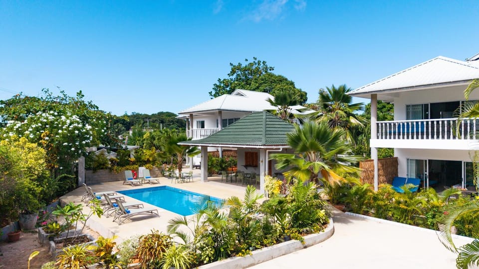 Property building, Garden, Swimming pool