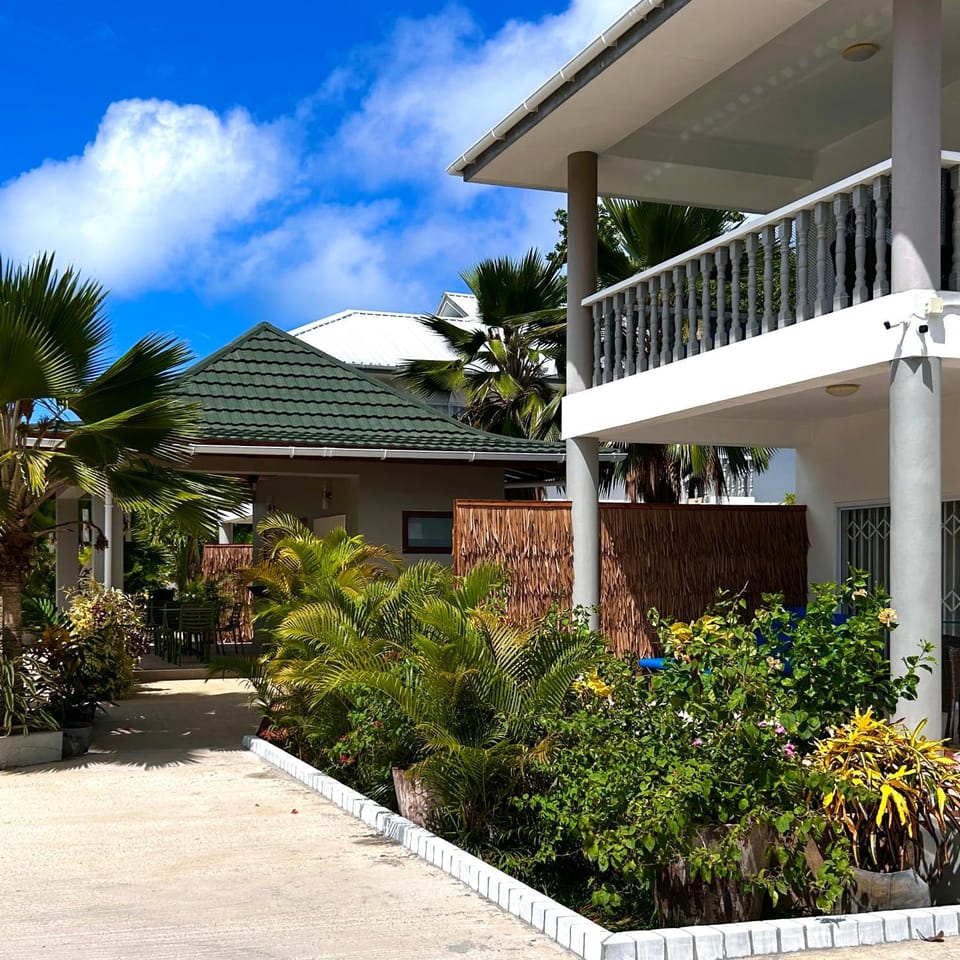 Property building, Garden, Garden, Balcony/Terrace, Garden view, Garden view