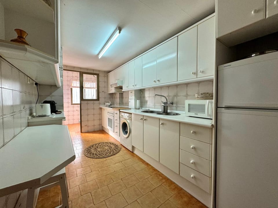 Kitchen or kitchenette, minibar, washing machine