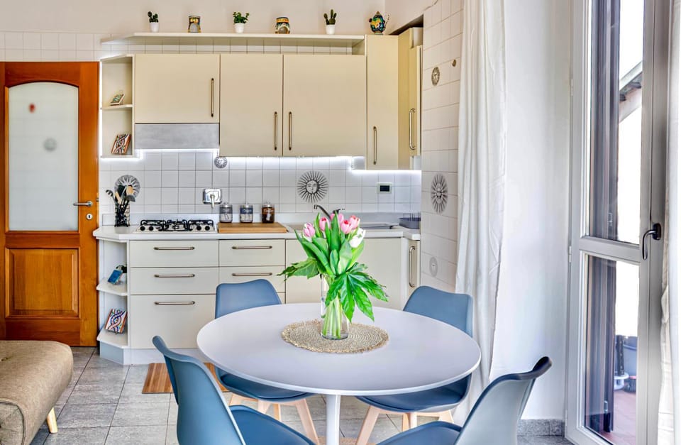 Kitchen or kitchenette, Living room, Seating area, Dining area, pet friendly, stove