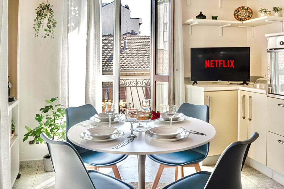 TV and multimedia, Living room, Seating area, Dining area, Evening entertainment, Food