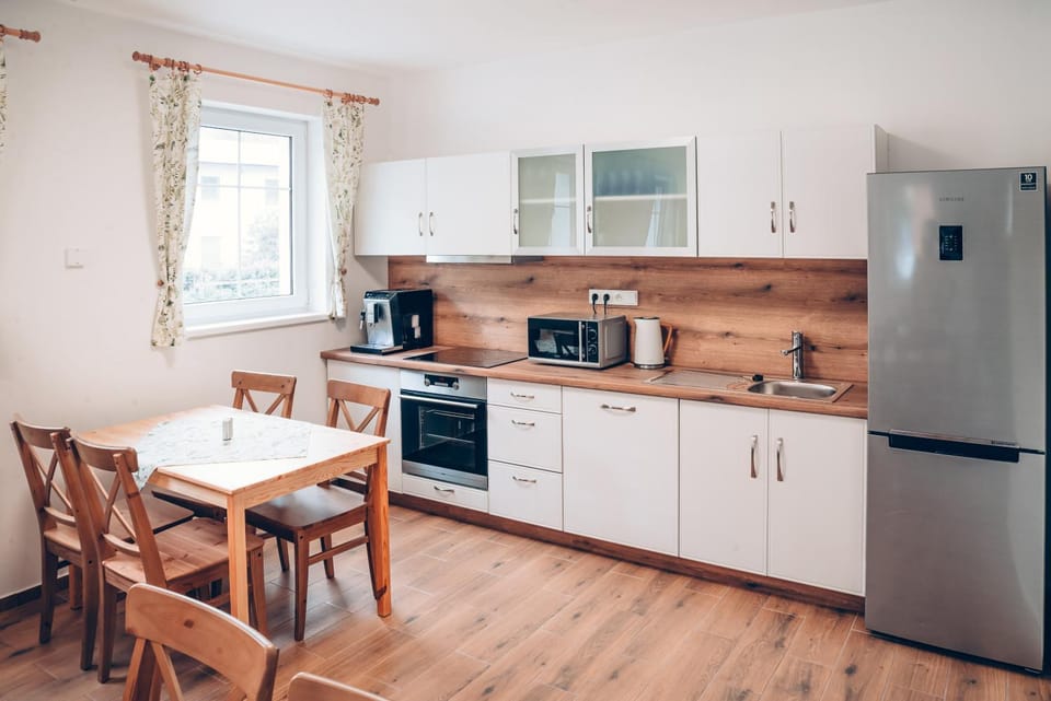 Kitchen or kitchenette, Dining area, Communal kitchen