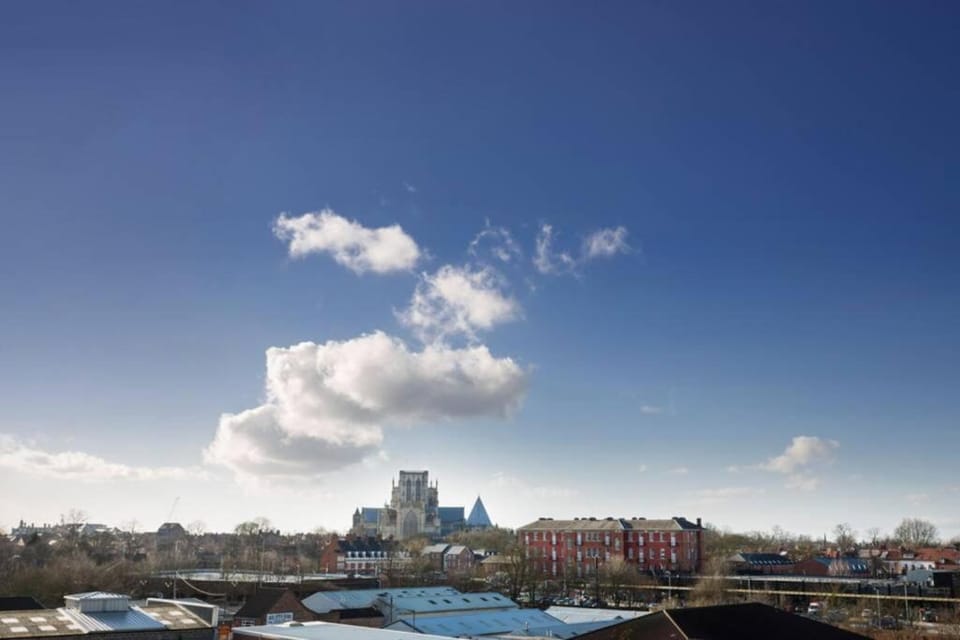 2 Bedroom Penthouse - large balcony - Minster view Apartment in York