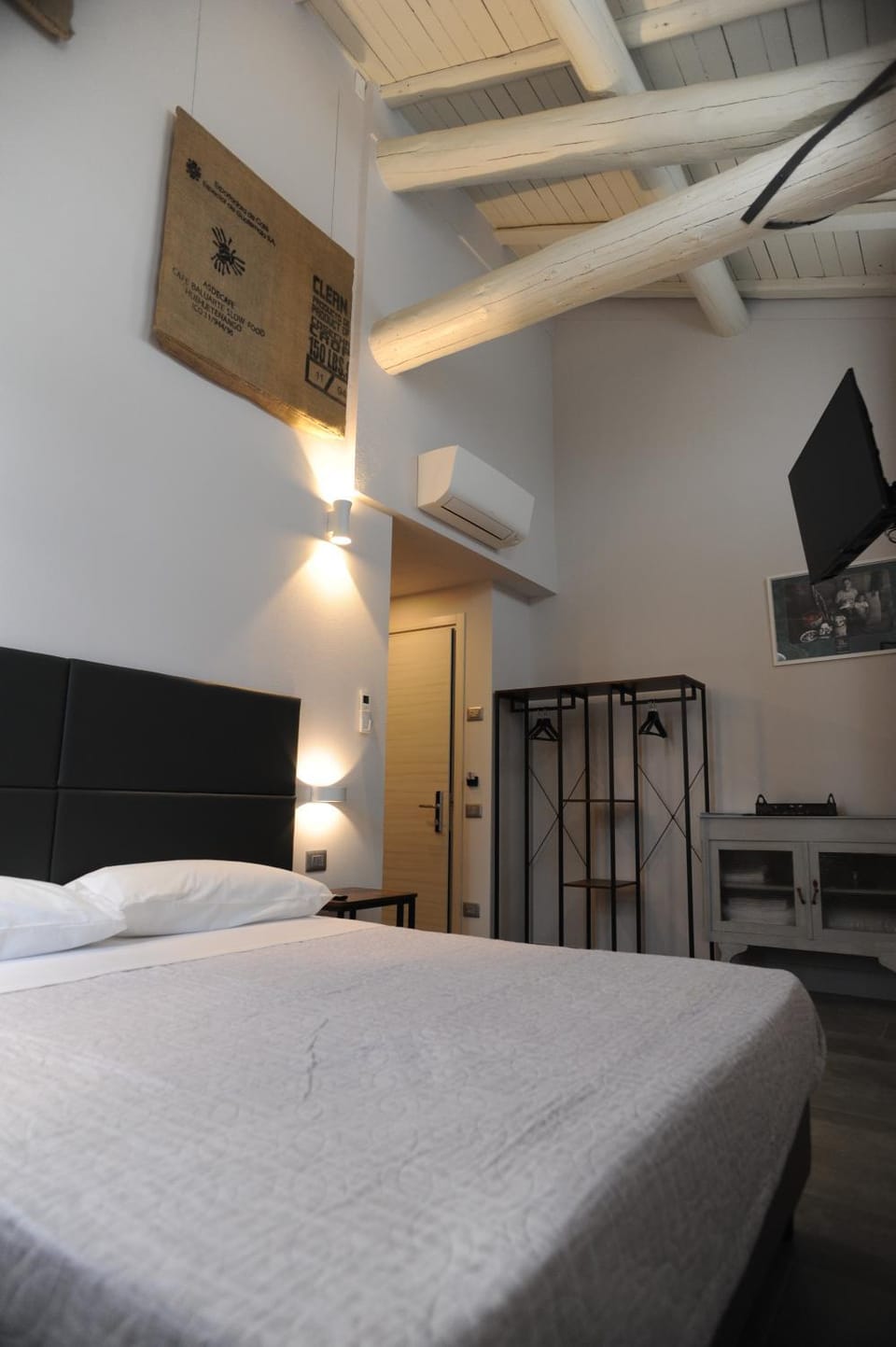 Bed, Photo of the whole room, Bedroom, air conditioner