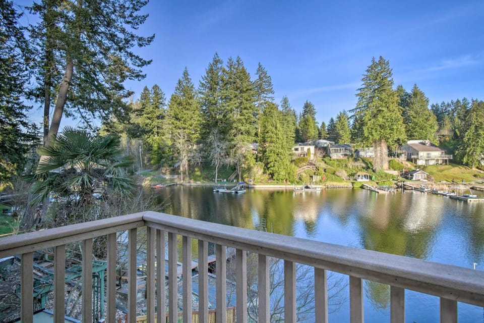 'The Peacock House' - Waterfront Home w/ Hot Tub! House in Washington