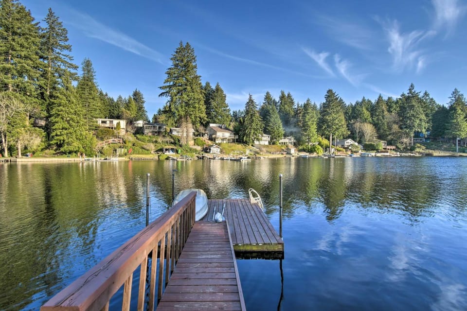 'The Peacock House' - Waterfront Home w/ Hot Tub! House in Washington