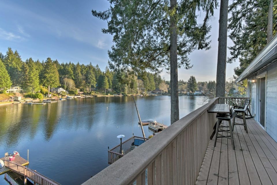 'The Peacock House' - Waterfront Home w/ Hot Tub! House in Washington