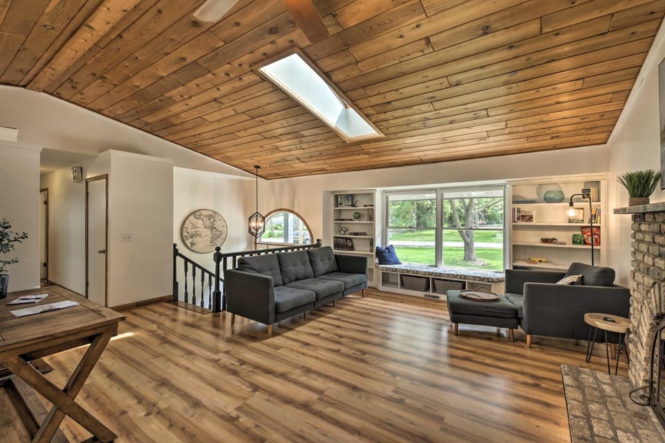 Lake Nagawicka Home - 2 Blocks to Boat Launch House in Wisconsin