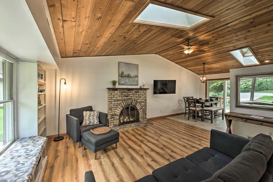 Lake Nagawicka Home - 2 Blocks to Boat Launch House in Wisconsin
