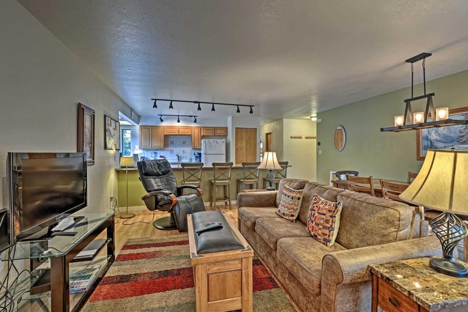 < 2 Mi to Frisco Adventure Park: Cozy Townhome! House in Frisco