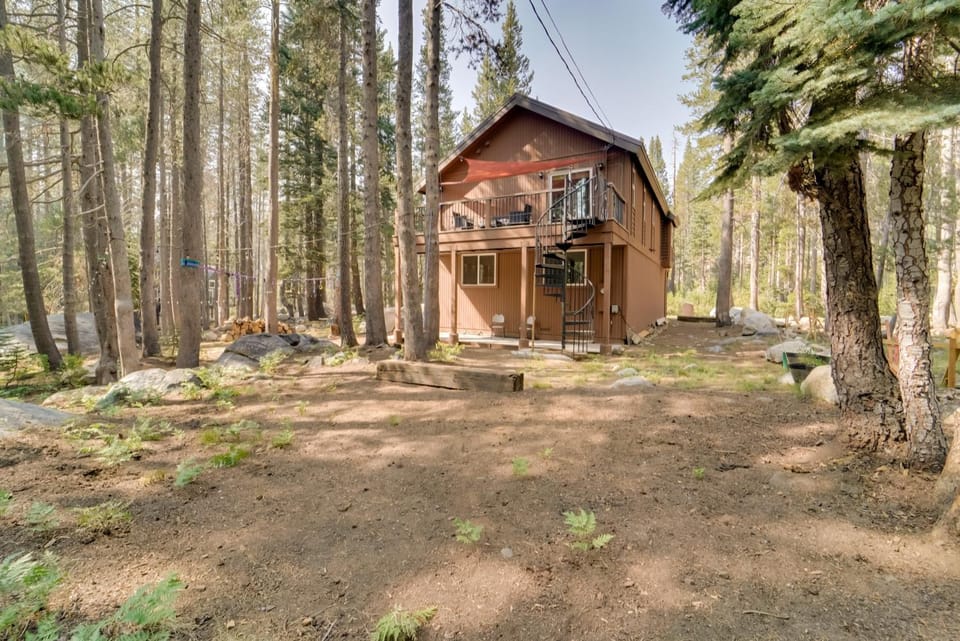 Near Donner Lake & Skiing: Soda Springs Cabin! Cabin in Sierra Nevada