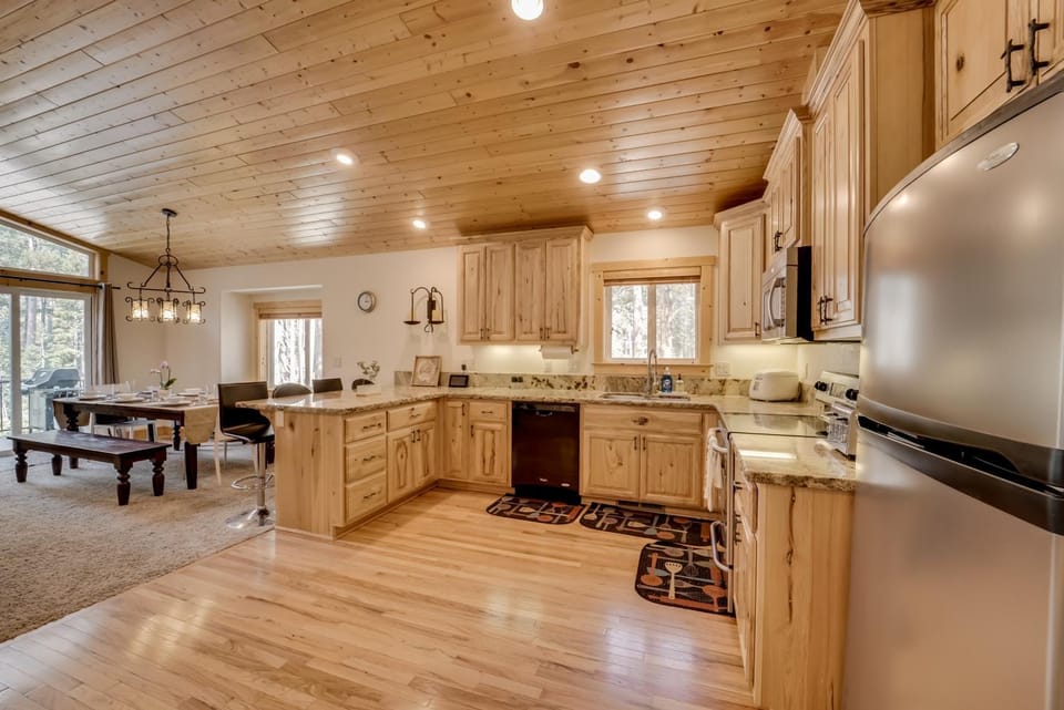 Near Donner Lake & Skiing: Soda Springs Cabin! Cabin in Sierra Nevada