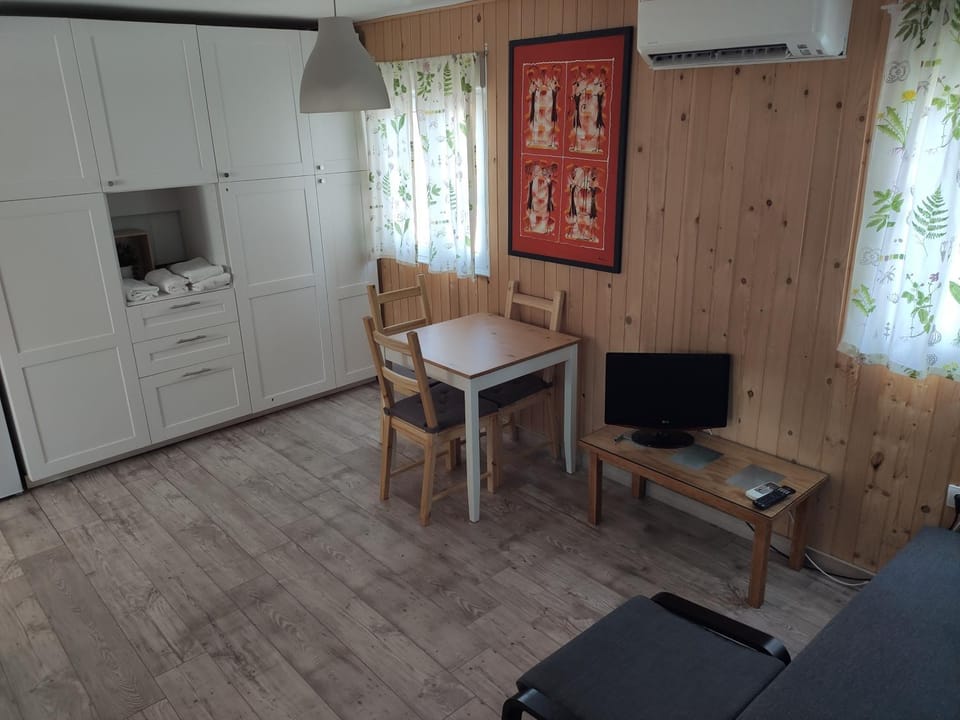 TV and multimedia, Living room, Seating area, Dining area